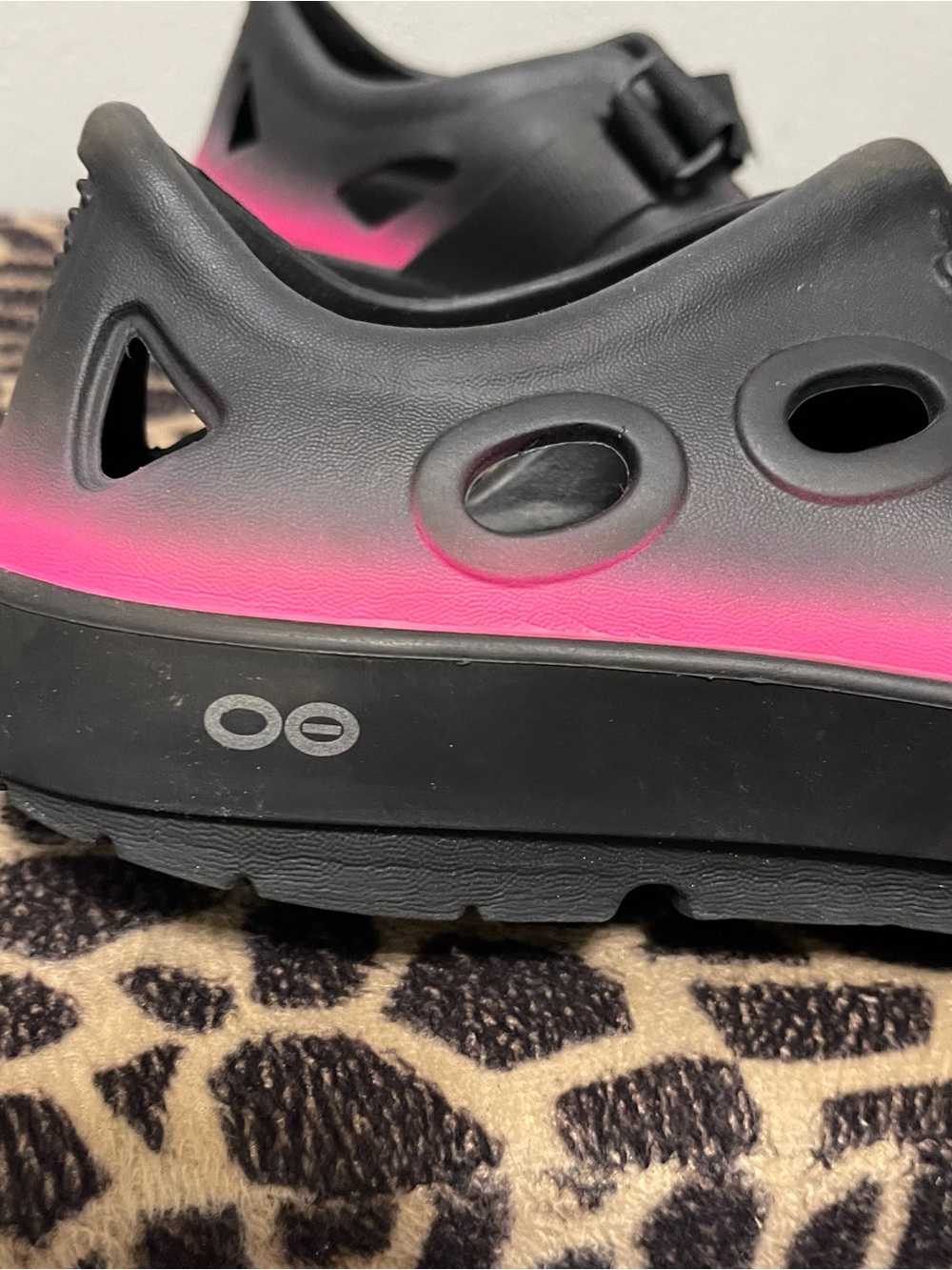 Oofos Oocandoo Sport Recovery Closed Toe Sandals Black Pink Rubber Womens 10 - Picture 3 of 8